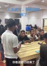 男子在非洲开“手机网吧”生意火爆