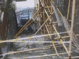 男子看手机踏空身亡家属索赔巨款