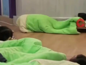 幼儿园小朋友裹被子开溜被老师抓包