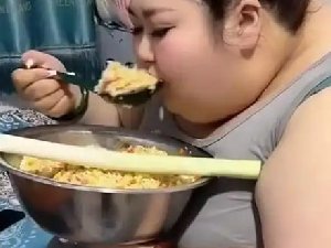 大妹子你这么吃 谁养得起啊
