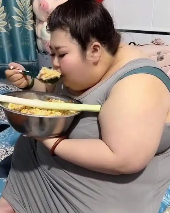 大妹子你这么吃 谁养得起啊