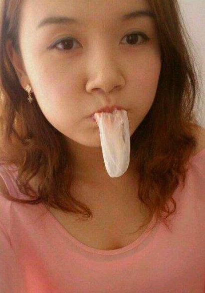 这妹子还是你比较皮 吃塑料袋吗？